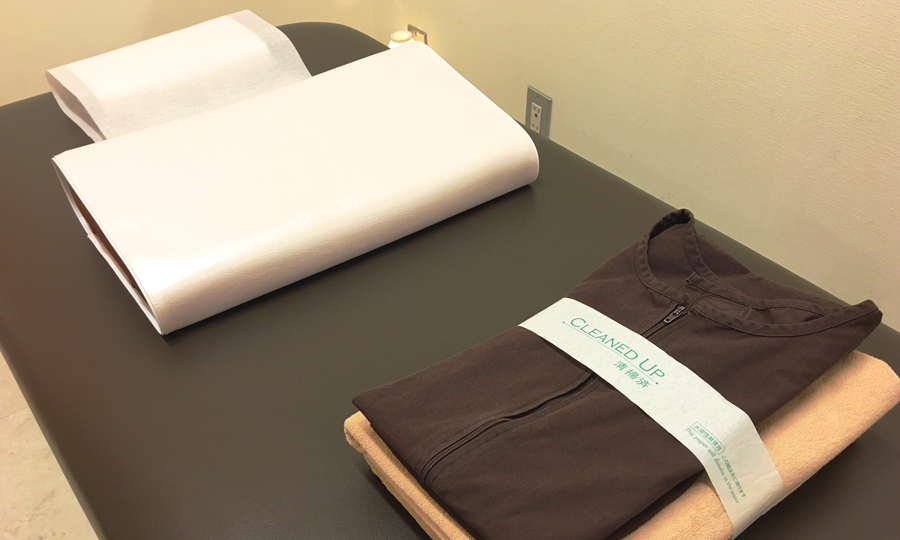Acupuncture beds in a completely private room