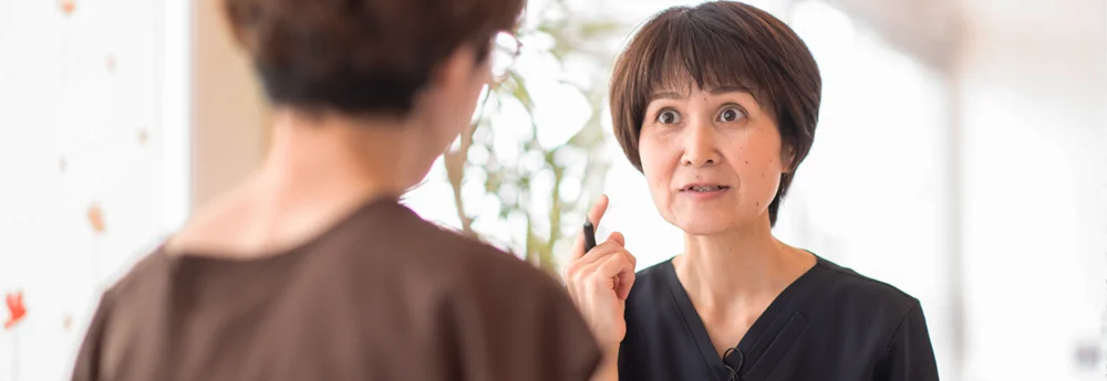 Acupuncturist explaining the benefits of acupuncture for sudden hearing loss