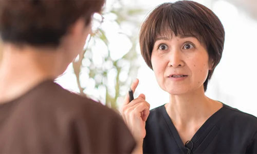Acupuncturist explaining the benefits of acupuncture for sudden hearing loss