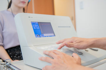 Hearing test with an acupuncture audiometer